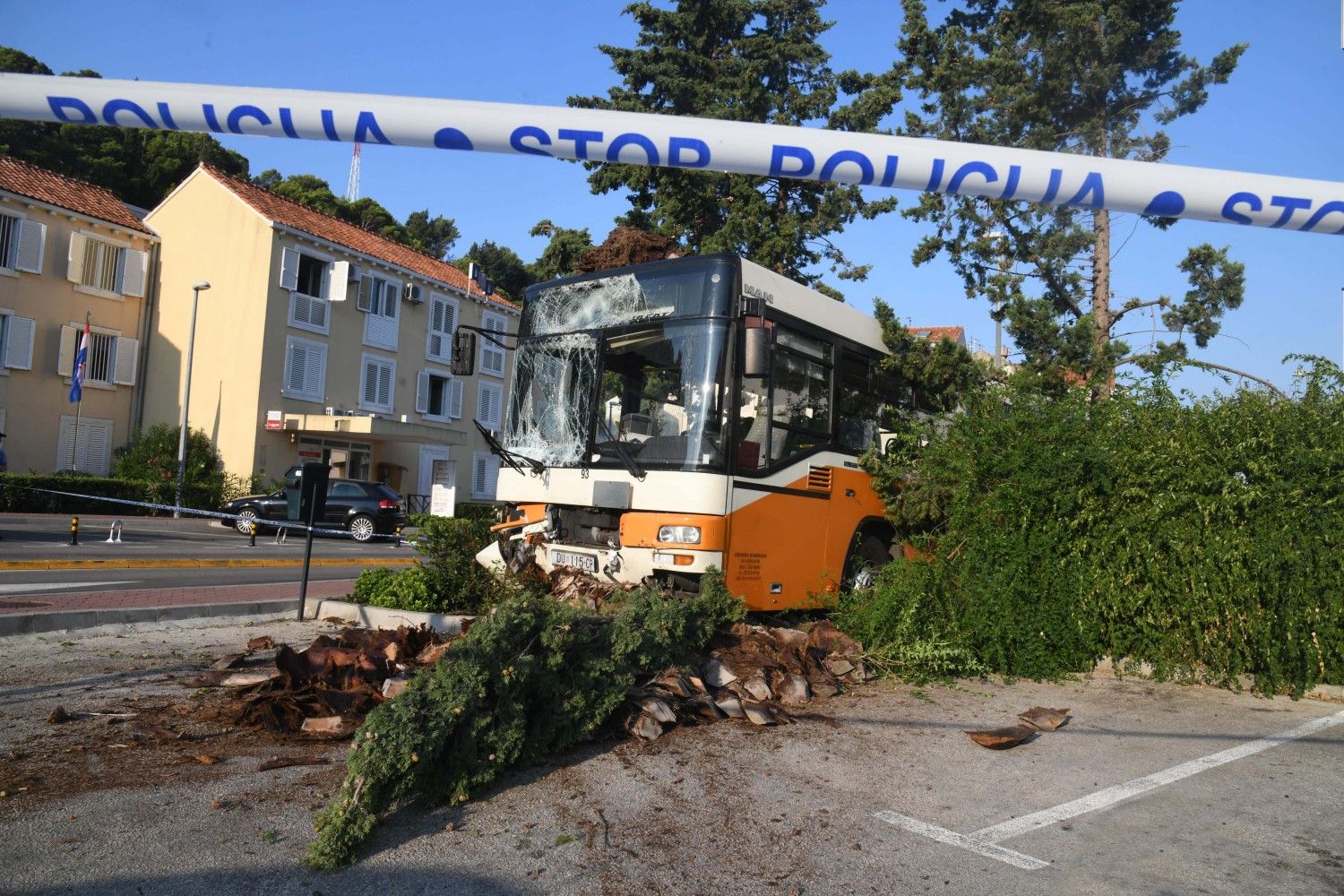 Divljaluk u Župi: Mladići ukrali autobus i odvalili semafor (FOTO)